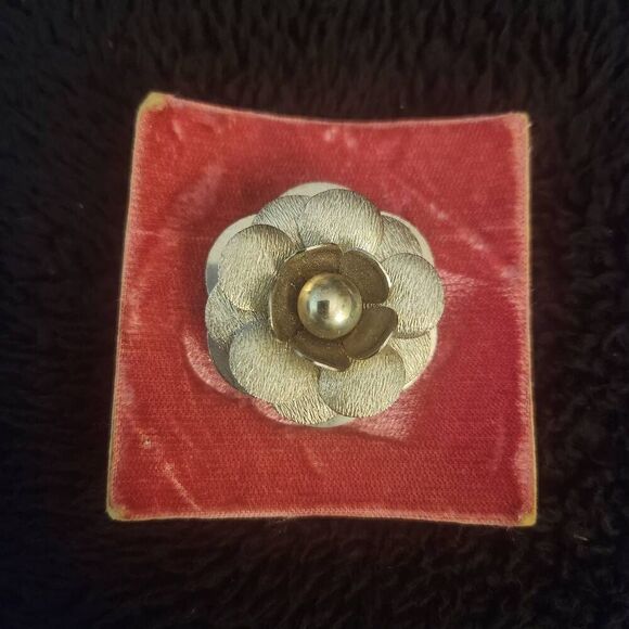 Vintage Silver Tone Flower Scarf Clip - Picture 2 of 3